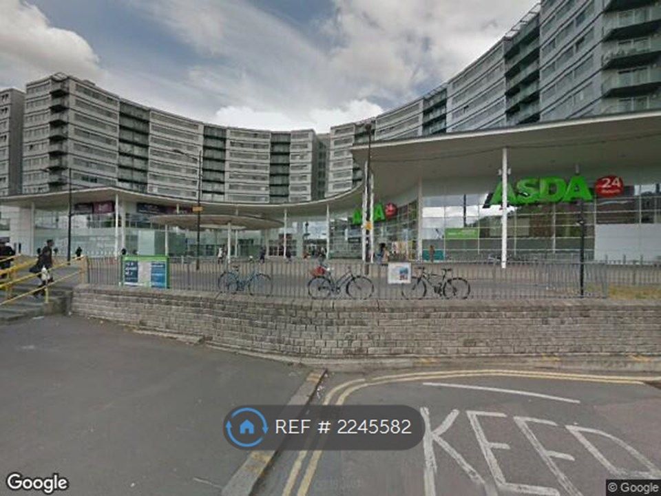 1 bed flat to rent in The Blenheim Centre, Hounslow TW3, £1,500 pcm