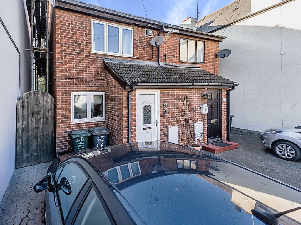 2 bed semidetached house for sale in Eglinton Road, DA10