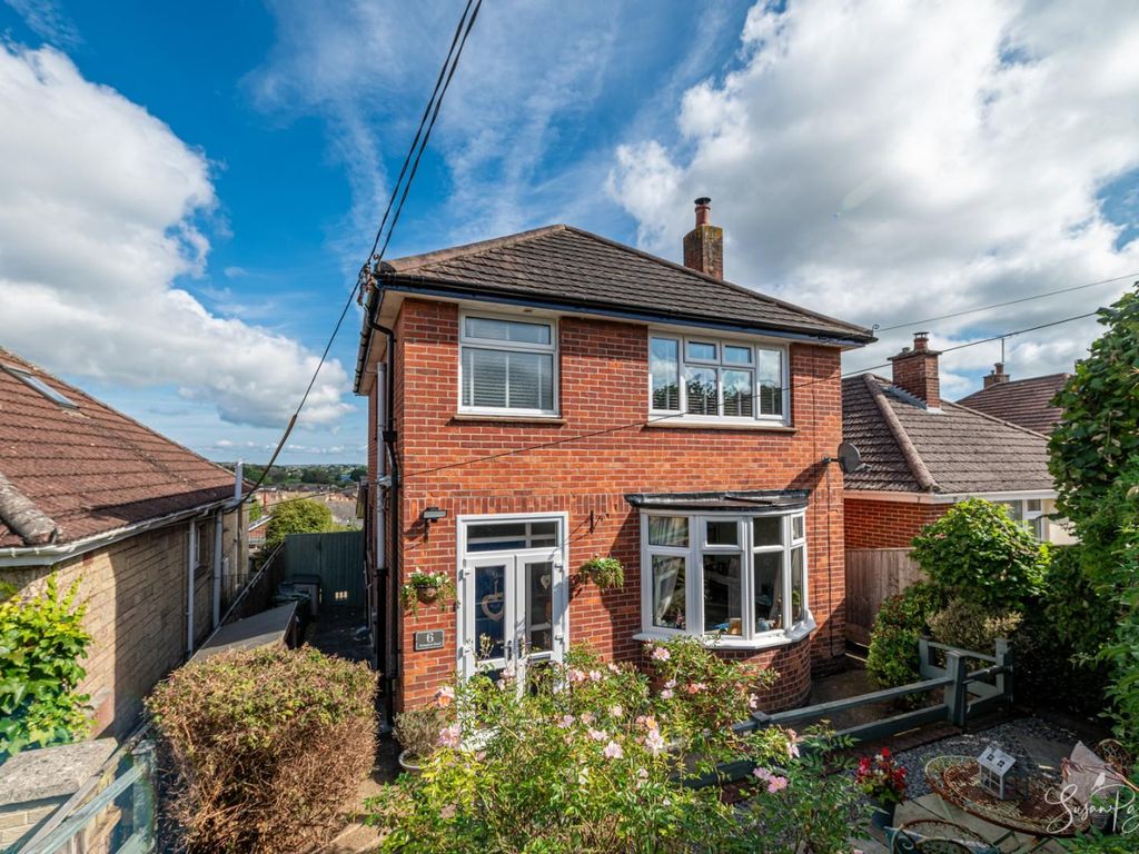 3 bed detached house for sale in Alvington Road, Newport PO30, £375,000 Zoopla