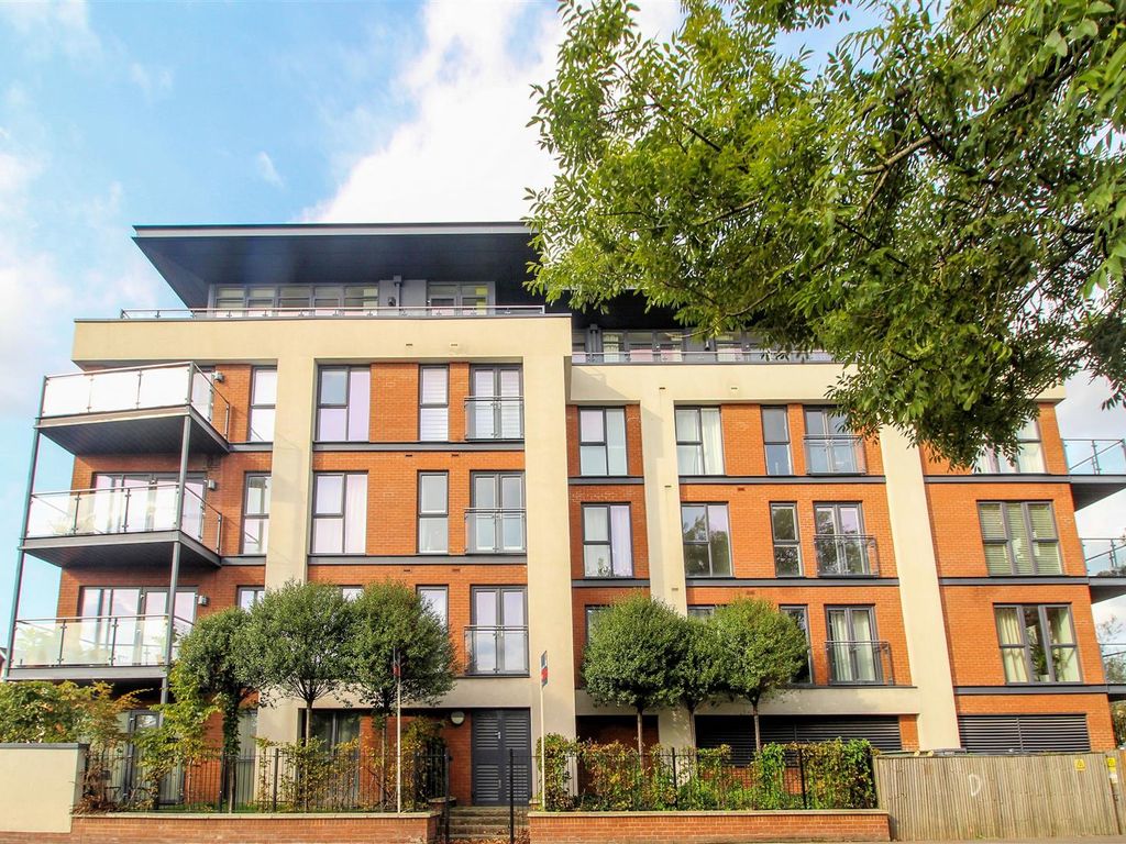 2 bed flat to rent in Sycamore Avenue, Woking GU22 Zoopla