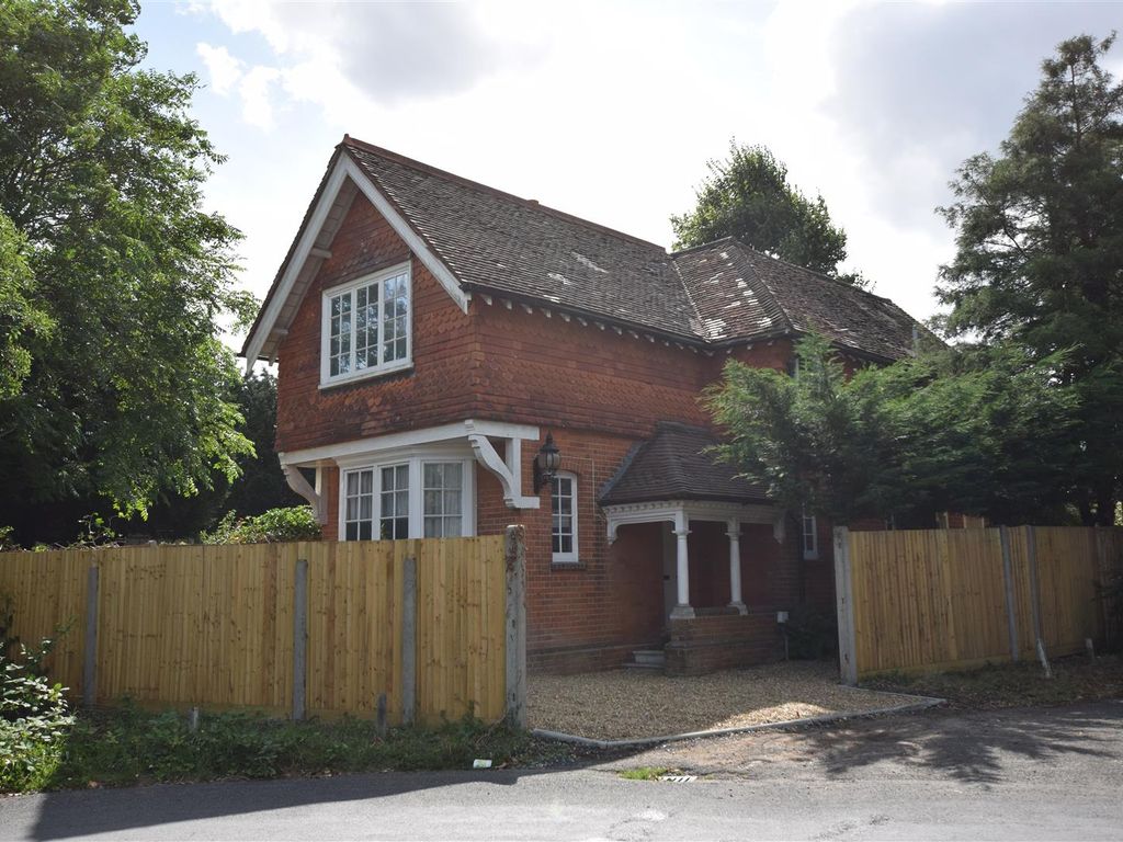 2 bed detached house to rent in Woodstock Lane North, Long Ditton