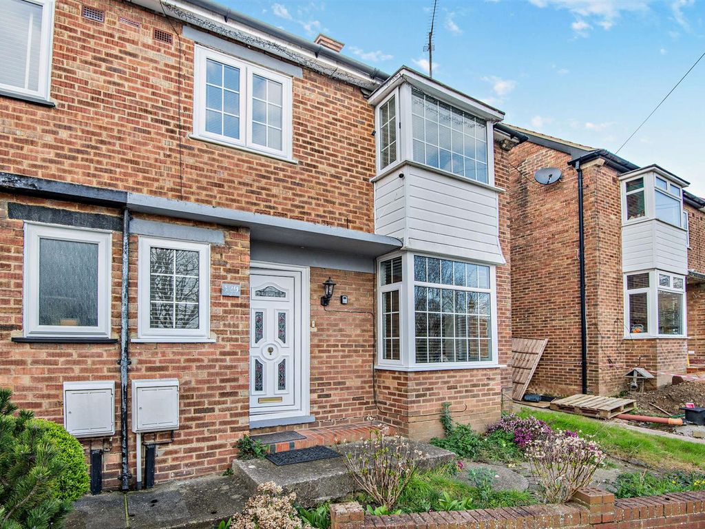 3 bed semidetached house for sale in Columbine Close, Strood