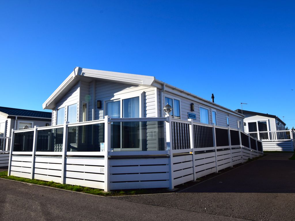 2 bed mobile/park home for sale in Beach Retreat, Pevensey Bay BN24