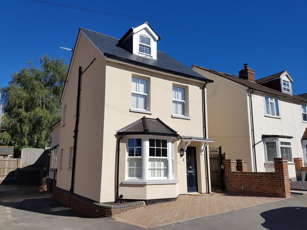 4 bed detached house to rent in Howard Road, Reigate RH2, £2,450 pcm