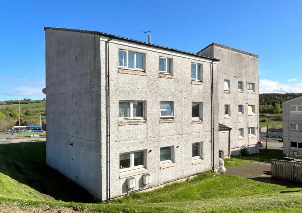 2 bed flat for sale in Dochart Place, Hallglen FK1 Zoopla