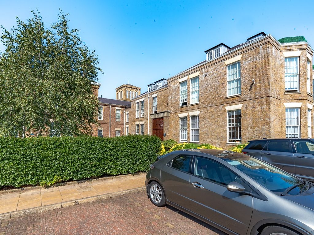 3 bed flat to rent in Royal Drive, London N11, £2,249 pcm Zoopla