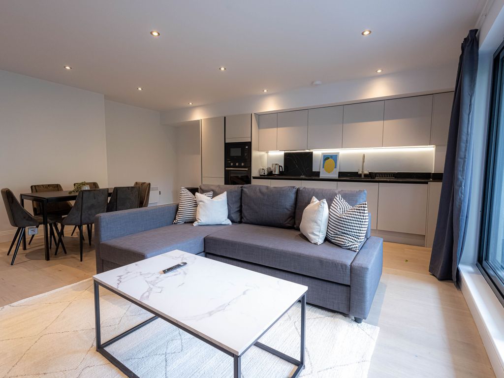 3 bed flat to rent in Cowley Business Park, Uxbridge UB8, £4,000 pcm