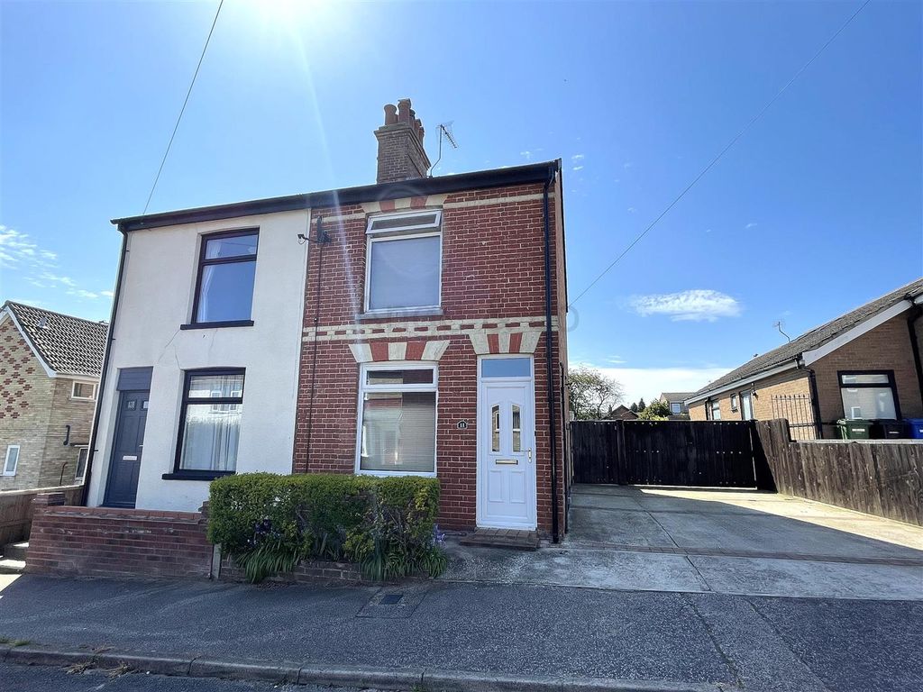 3 bed property for sale in Broad Road, Oulton Broad, Lowestoft NR32