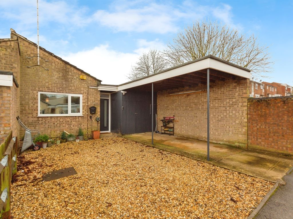 3 bed semidetached bungalow for sale in Slade, Linslade