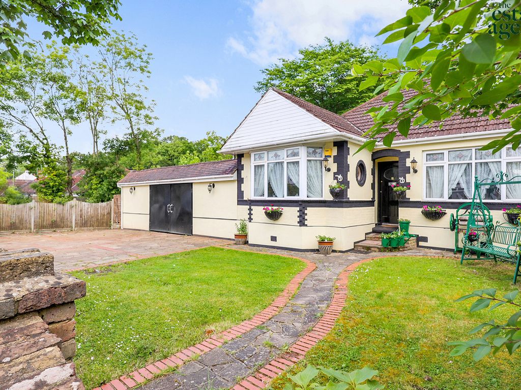 4 bed semidetached bungalow for sale in The Avenue, Highams Park E4, £