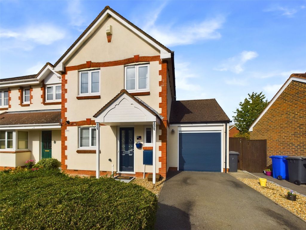 3 bed semidetached house for sale in Ivy Close, Longwick, Princes