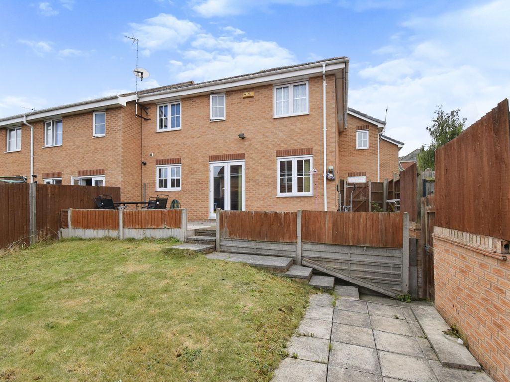 4 bed town house for sale in Birkby Close, Hamilton, Leicester LE5, £