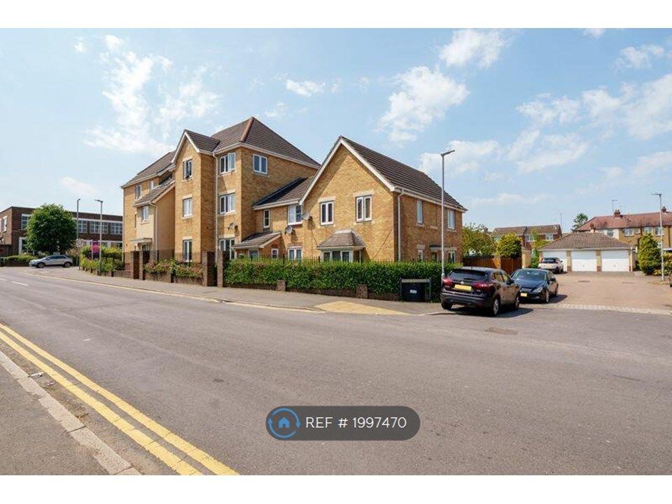 2 bed flat to rent in Linden Road, Luton LU4, £1,300 pcm Zoopla