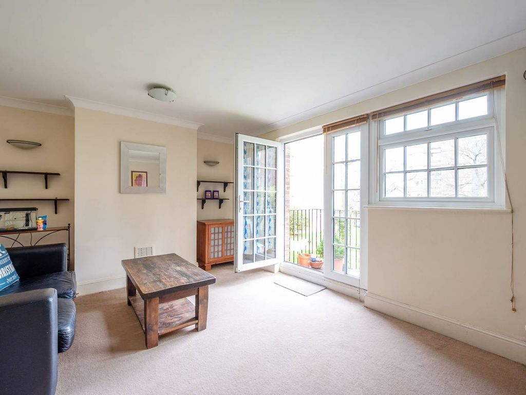 2 bed flat to rent in Southfields Court, Southfields, London SW19, £