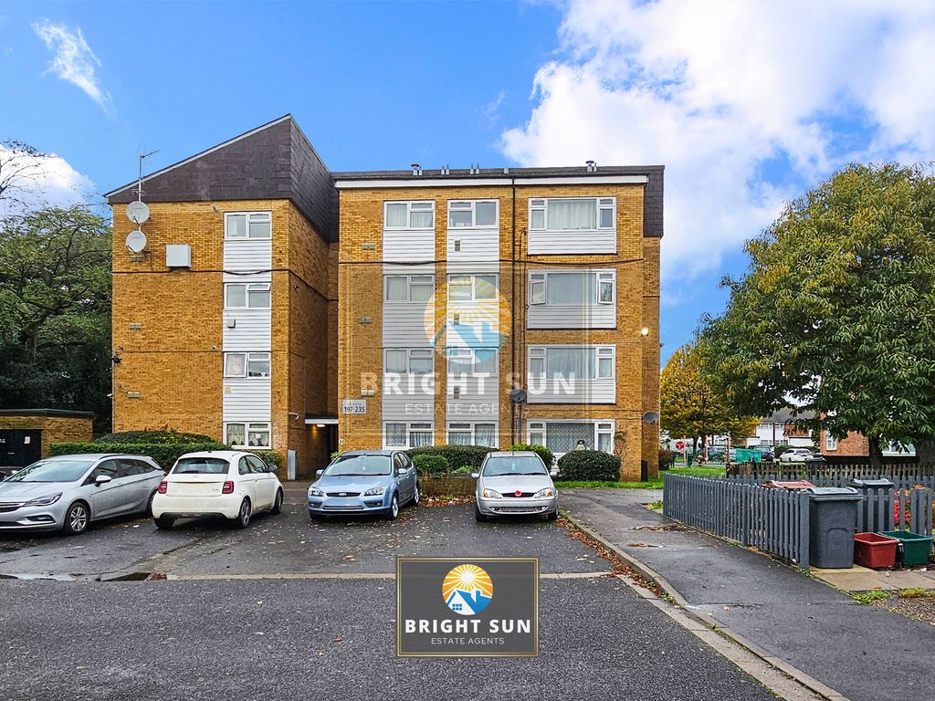 2 bed flat for sale in Field Road, Feltham, Greater London TW14, £