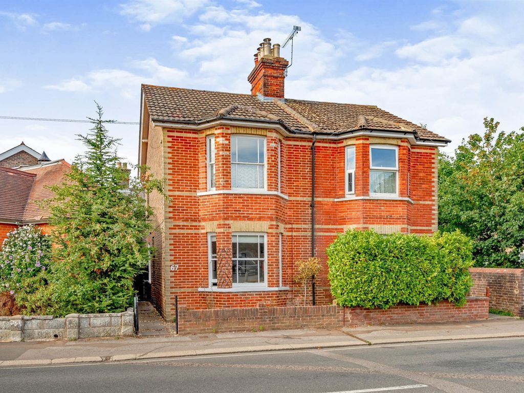 2 bed semidetached house for sale in De La Warr Road, East Grinstead