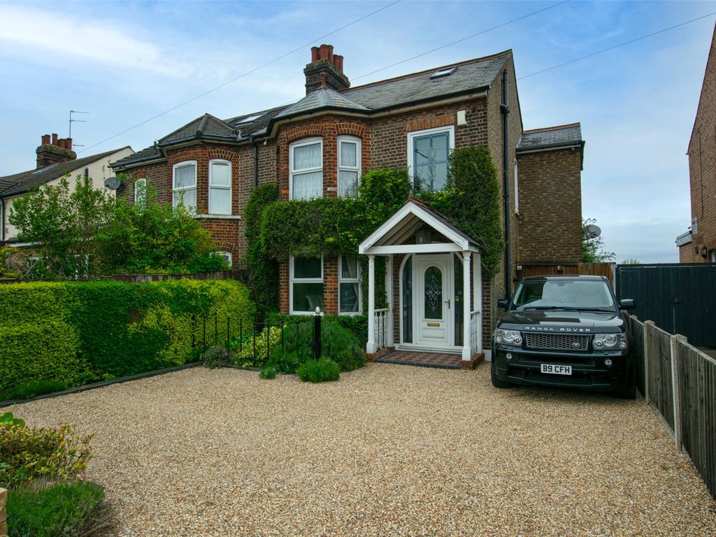4 bed semidetached house for sale in Luton Road, Dunstable
