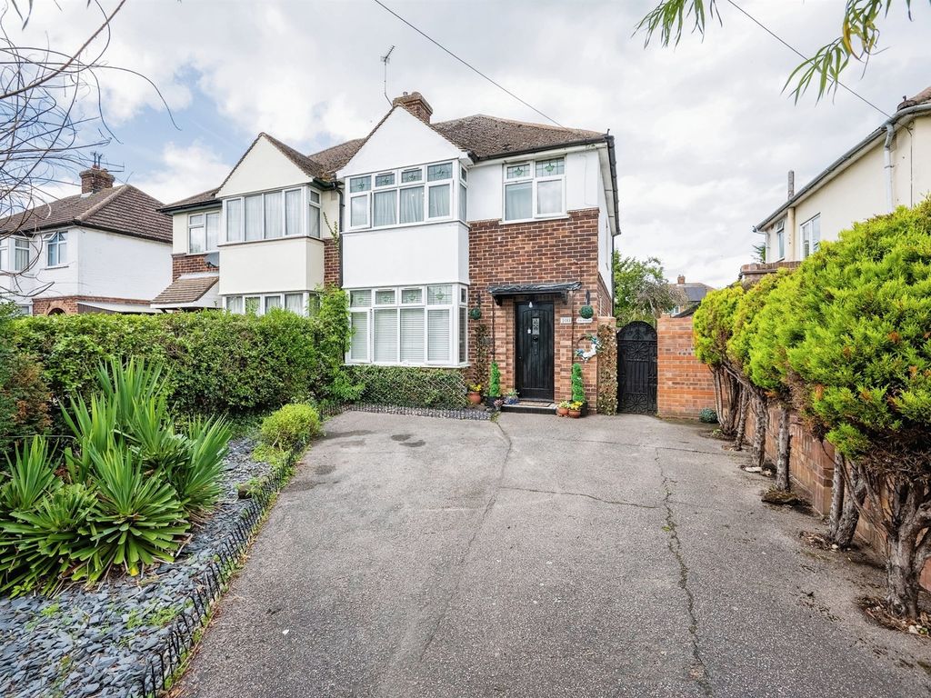 3 bed semidetached house for sale in Wendover Drive, Bedford MK41, £