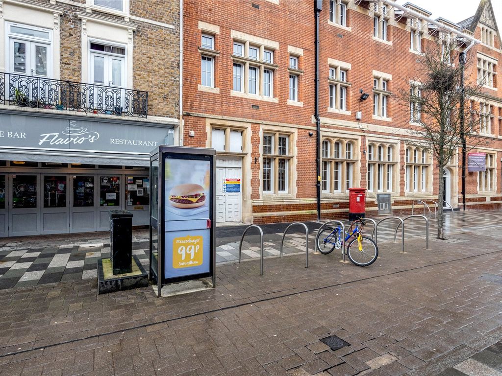 1 bed flat to rent in High Street, Maidenhead, Berkshire SL6, £1,300