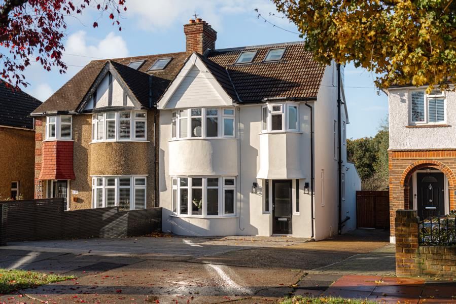4 bed semidetached house to rent in Grand Avenue, Berrylands, Surbiton