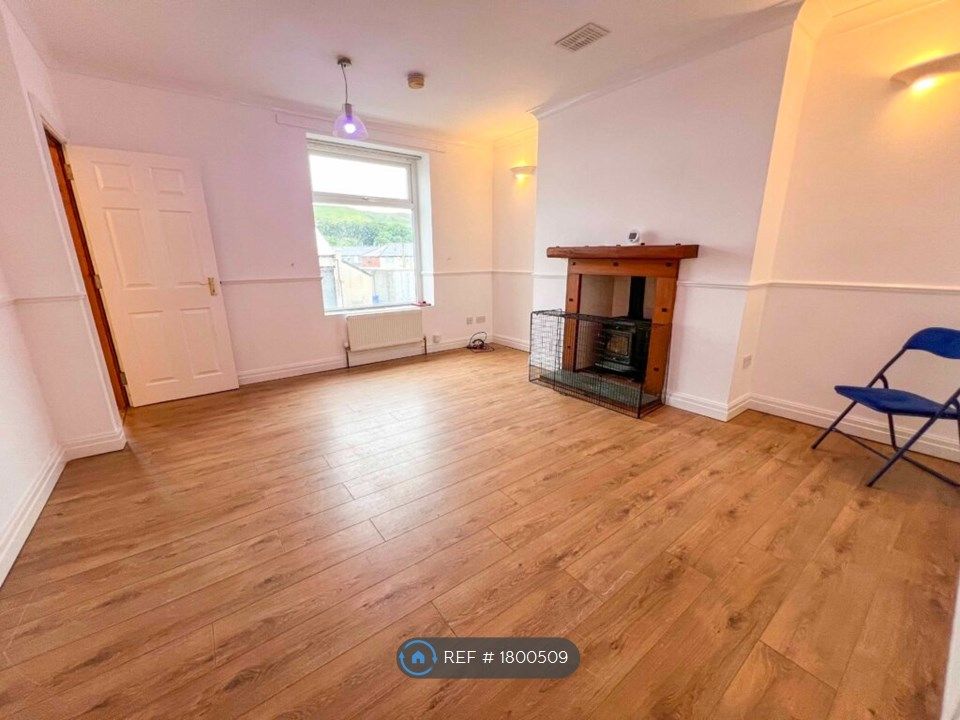 3 bed terraced house to rent in Newchurch Road, Bacup OL13, £750 pcm