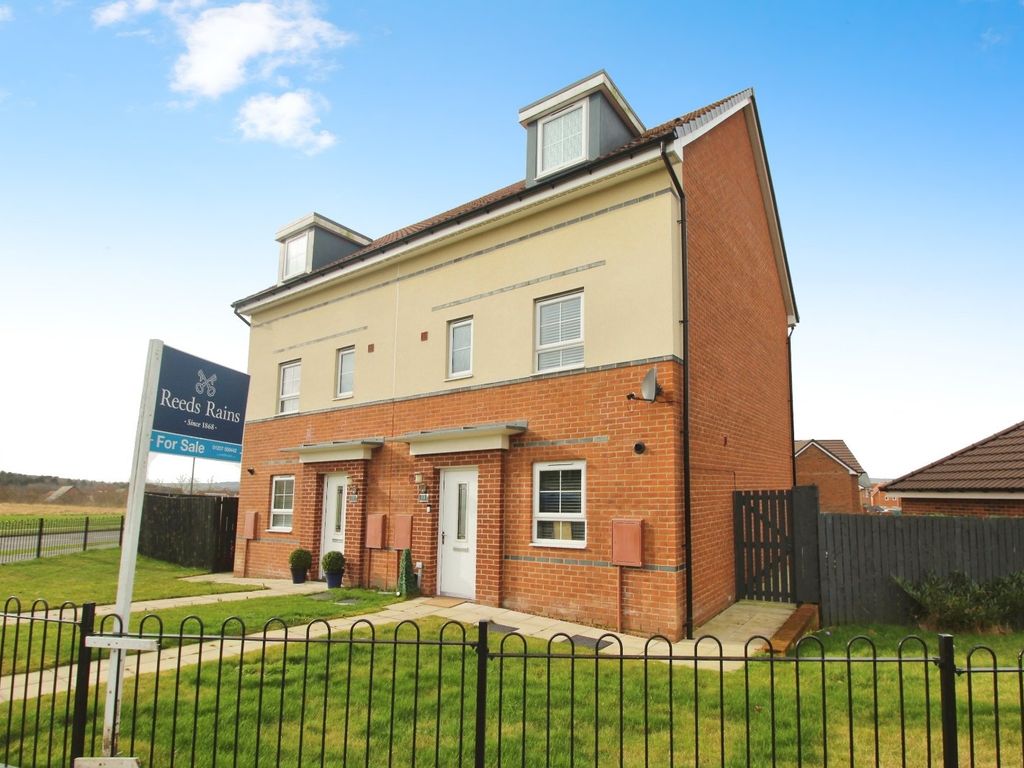 4 bed semidetached house for sale in Clarke Court, Consett, Durham DH8
