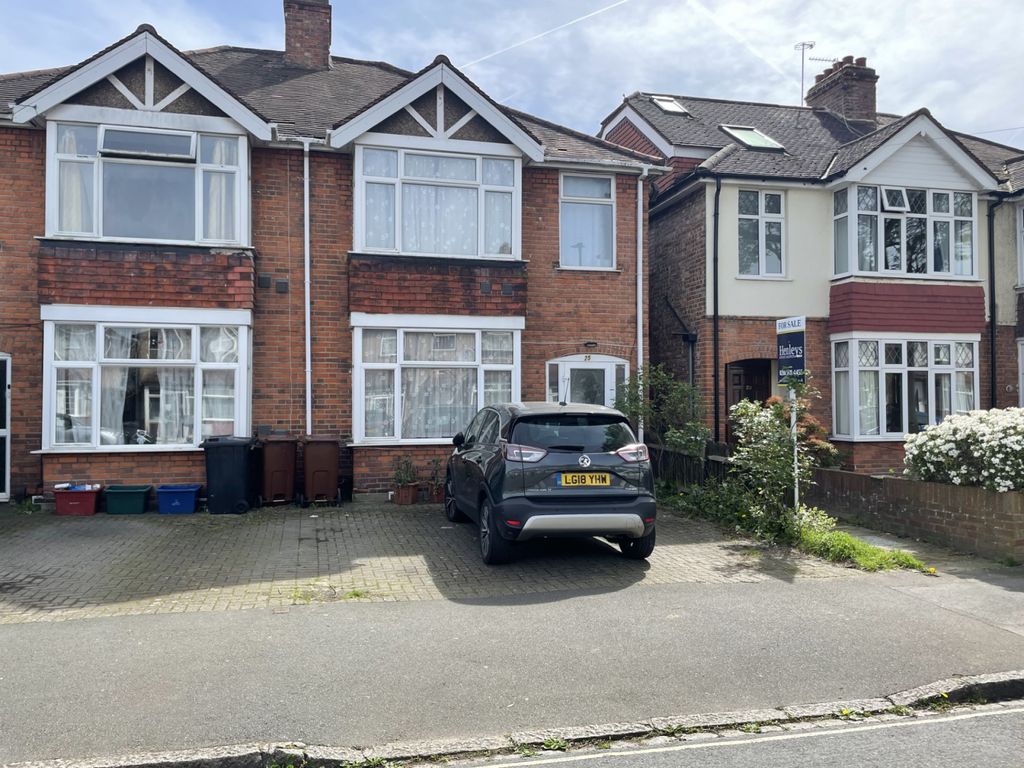3 bed semidetached house for sale in Taunton Avenue, Hounslow TW3, £