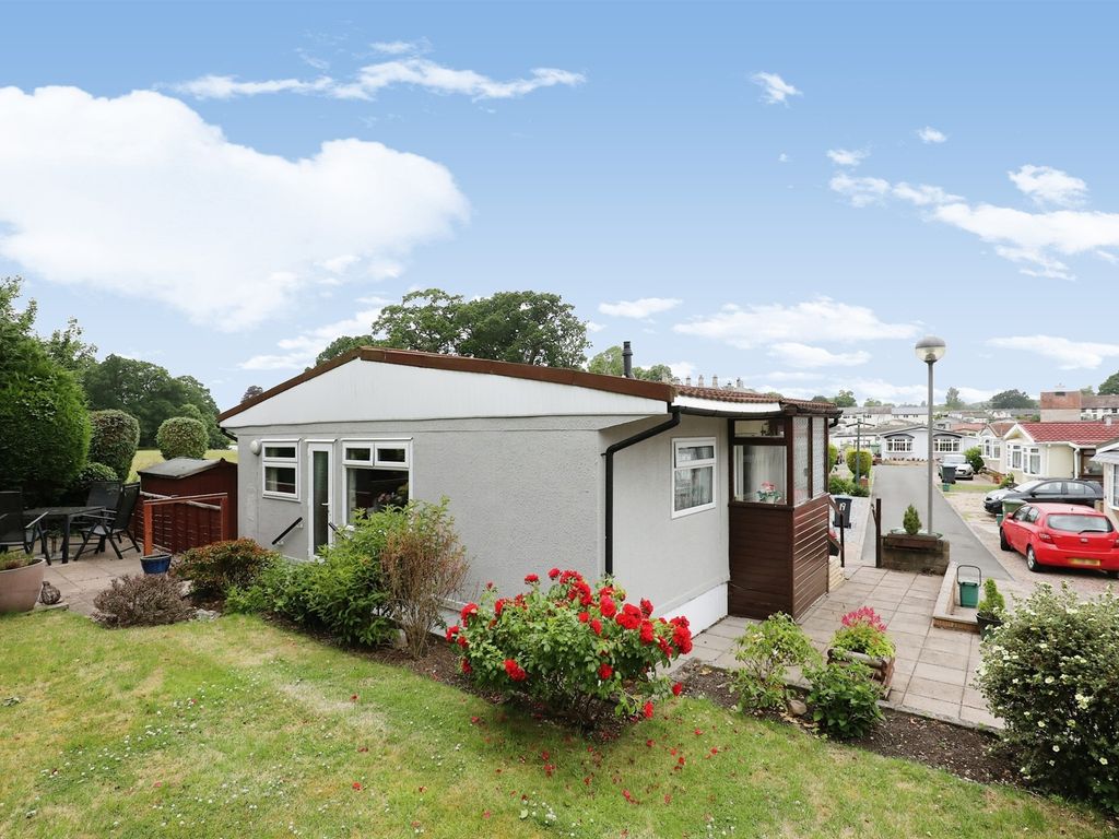 2 bed mobile/park home for sale in Wootton Hall, Wootton Wawen, Henley