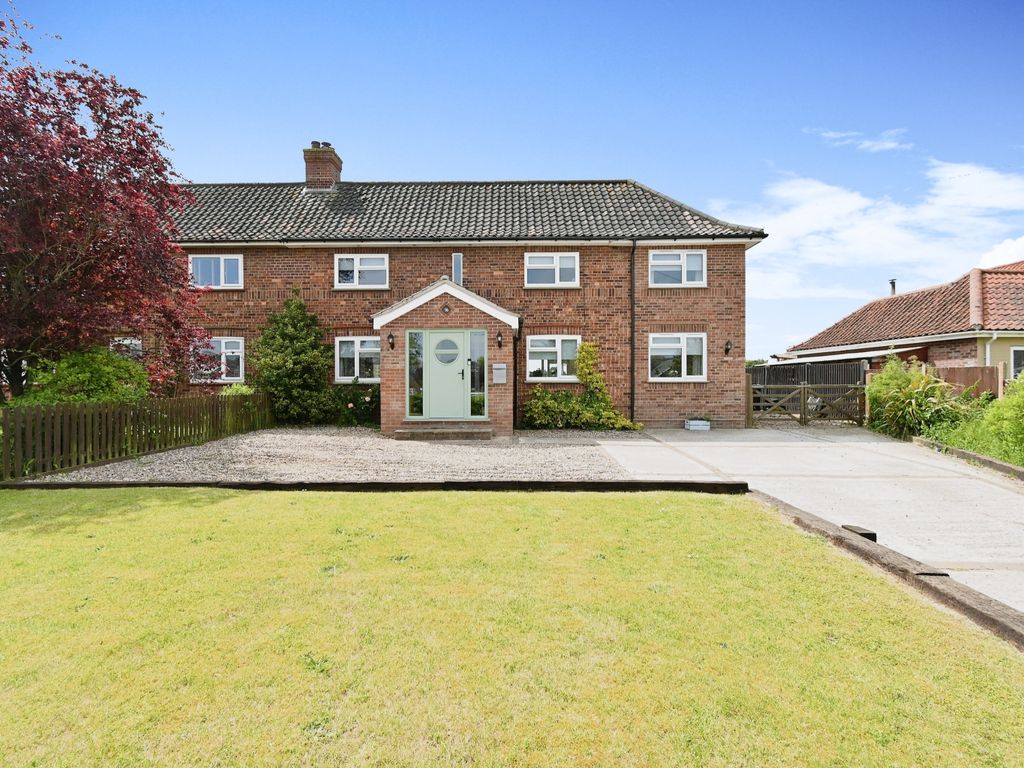 5 bed semidetached house for sale in Park Lane, Wymondham, Norfolk