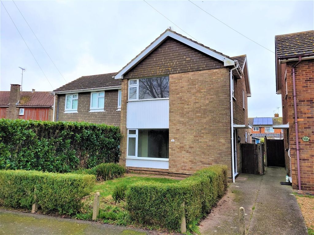 3 bed semidetached house to rent in Old Manor Road, Rustington