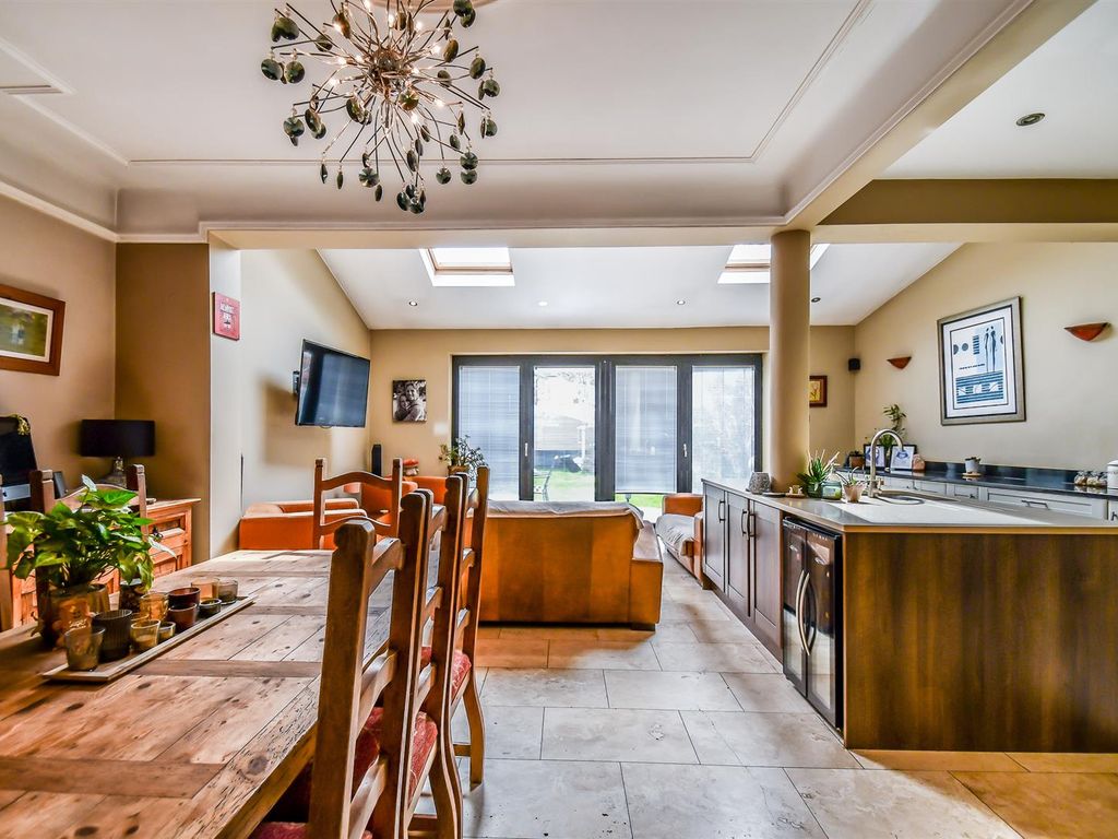 4 bed detached house for sale in Elm Road, LeighOnSea SS9, £750,000