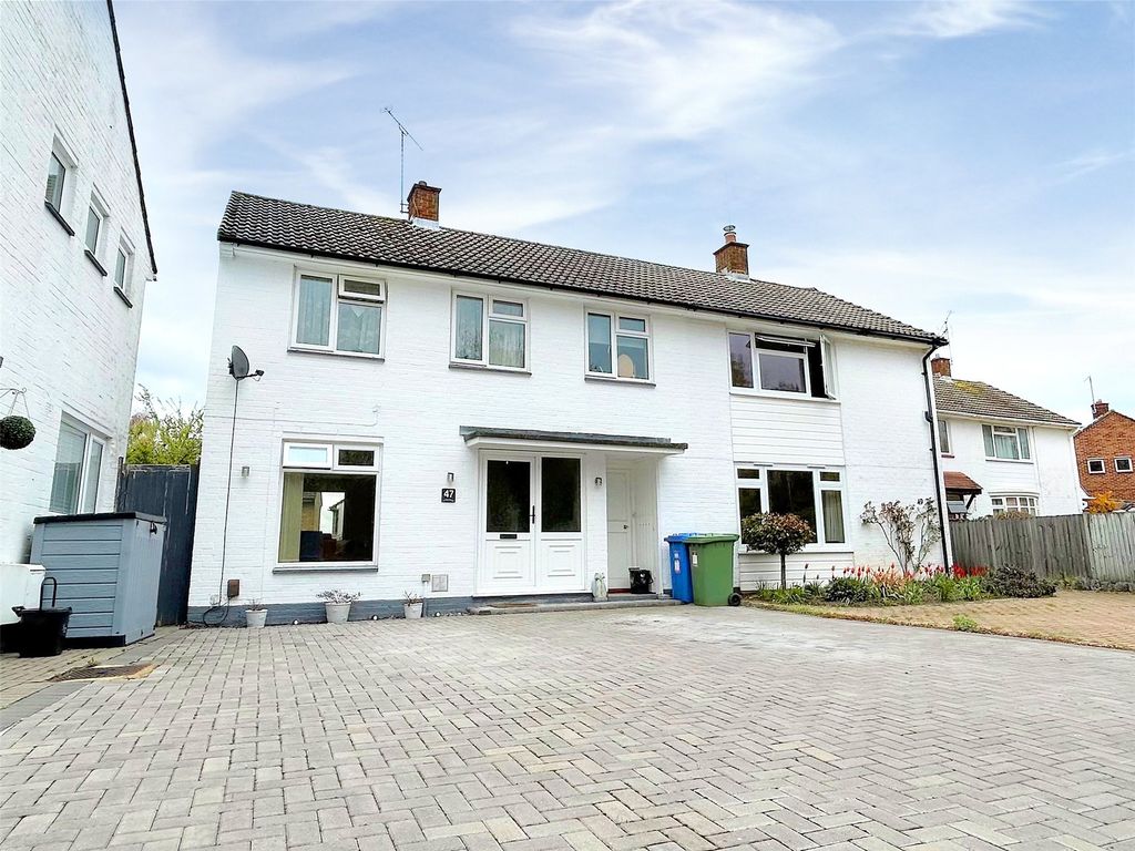 3 bed semidetached house for sale in Manston Drive, Bracknell