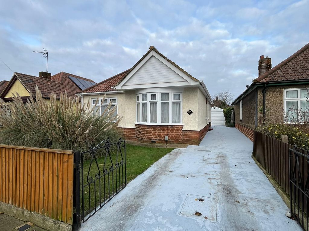 3 bed detached bungalow for sale in Severn Road, Ipswich IP3, £300,000
