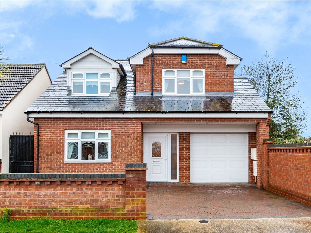 4 bed detached house for sale in Allen Road, Rainham RM13, £550,000