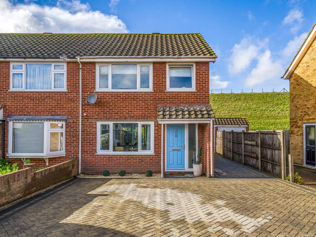 3 bed semidetached house for sale in Walnut Tree Road, Shepperton TW17