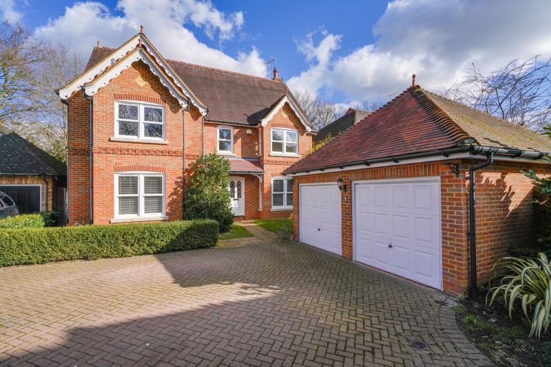 5 bed detached house to rent in Little Moreton Close, West Byfleet