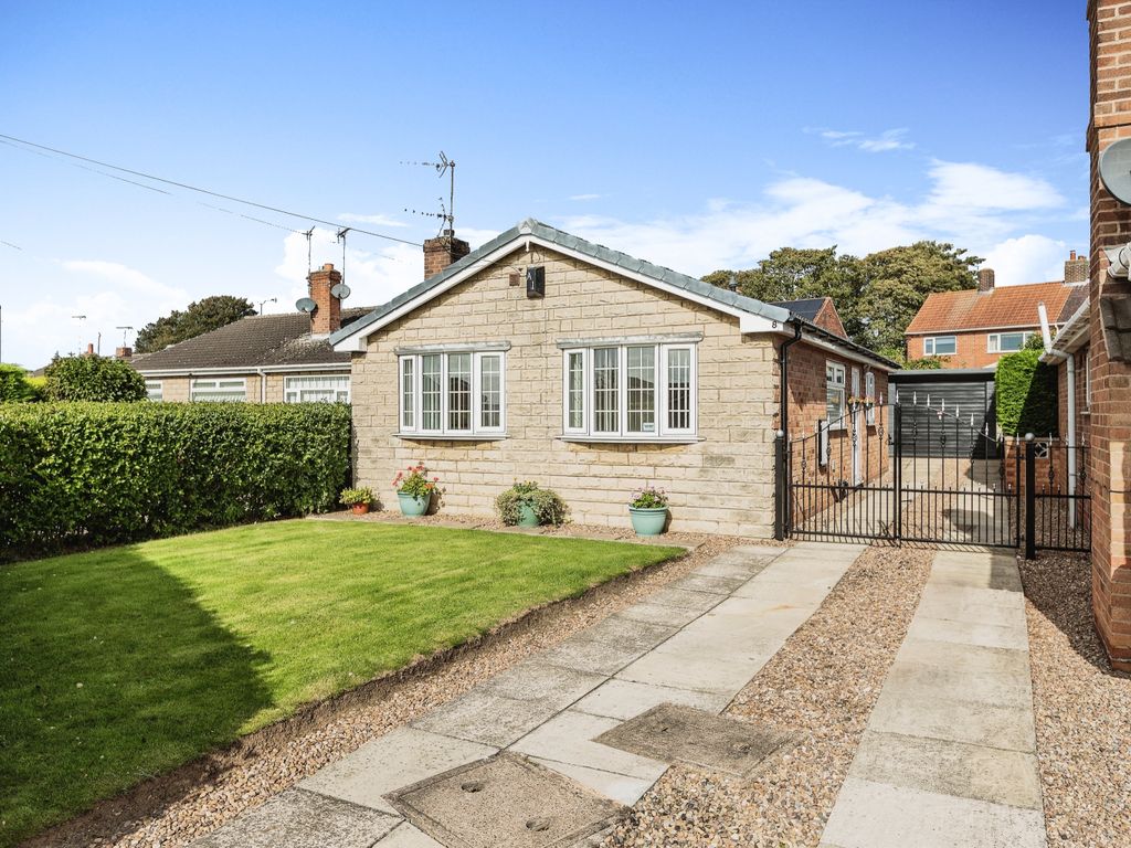 3 bed detached bungalow for sale in Sandringham Road, Byram WF11, £