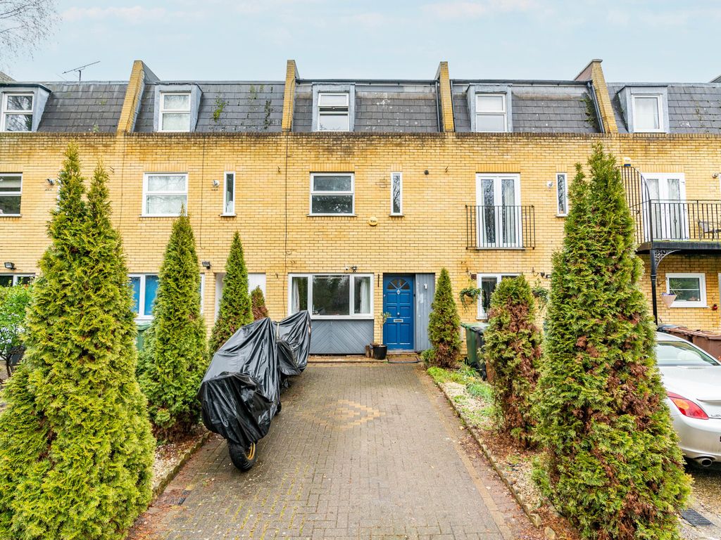 3 bed terraced house for sale in Brinsmead, Frogmore, St. Albans