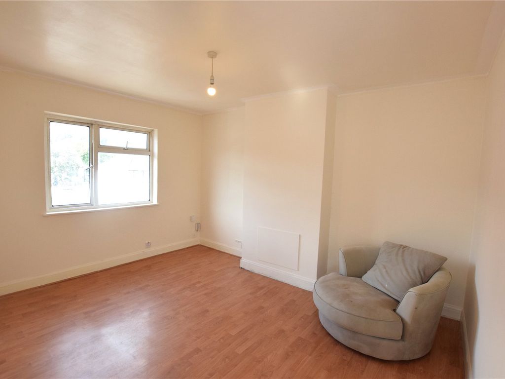 1 bed flat for sale in Chipstead Valley Road, Coulsdon CR5, £170,000