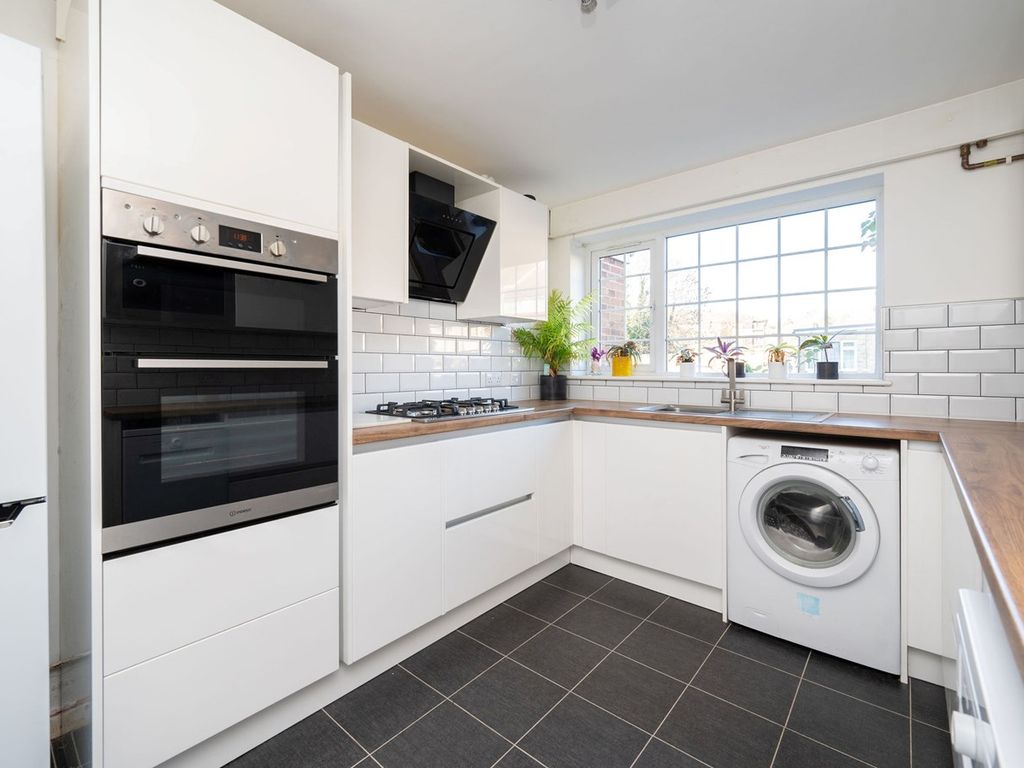 3 bed terraced house for sale in Buckhurst Close, Redhill RH1, £450,000