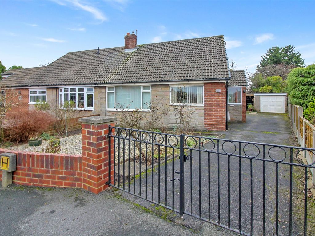 3 bed semidetached bungalow for sale in Sturton Avenue, Garforth