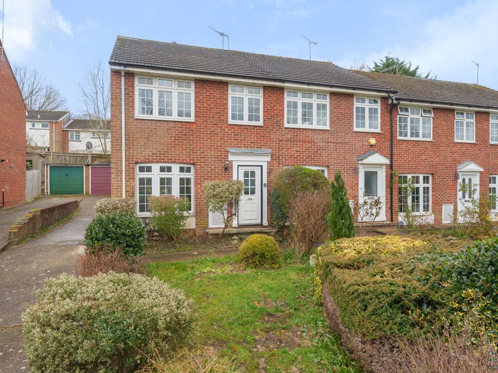 3 bed end terrace house to rent in Broadacres, Guildford GU3 Zoopla