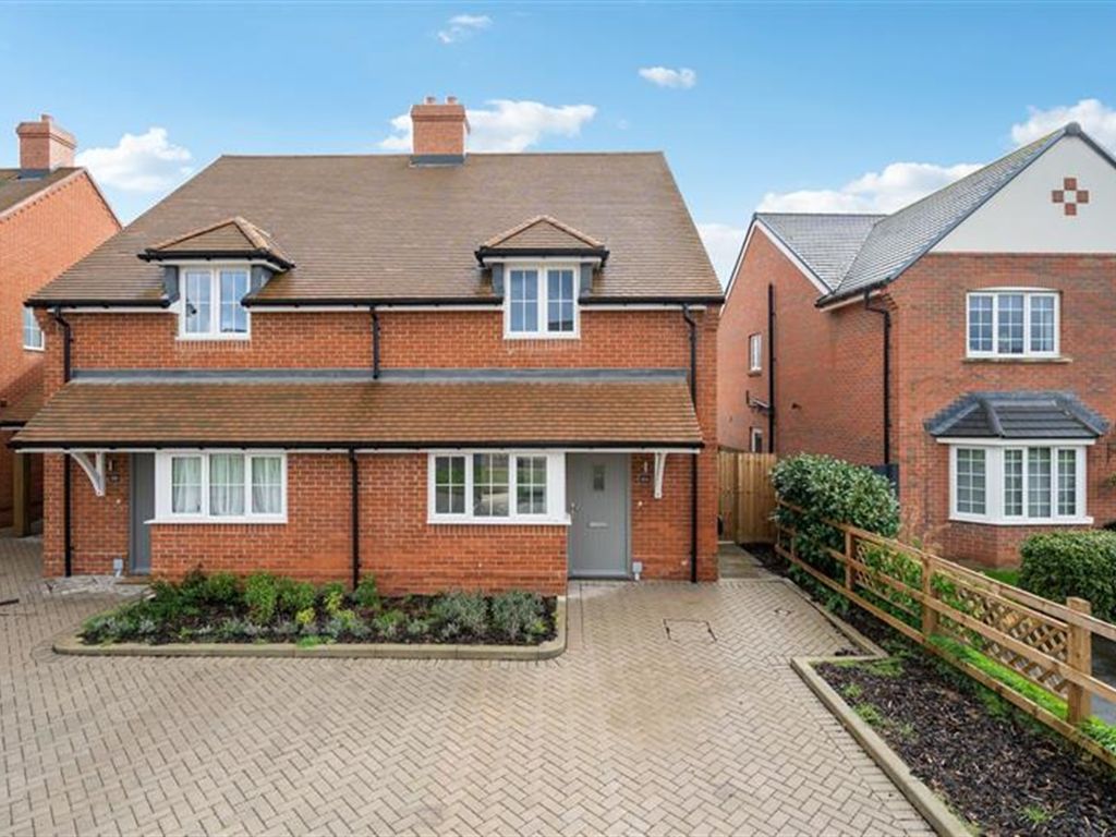 2 bed semidetached house to rent in Robin Gibb Road, Thame OX9, £1,600