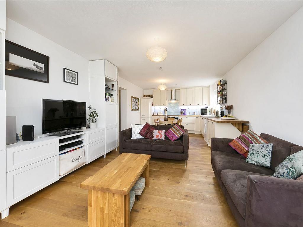 2 bed flat to rent in Strawberry Hill Road, Twickenham TW1, £1,995 pcm