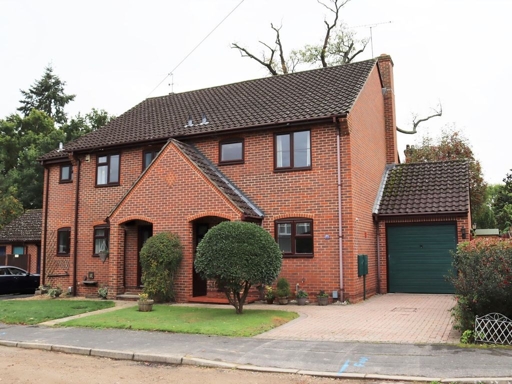 3 bed semidetached house for sale in Ringwood Road, Farnborough GU14