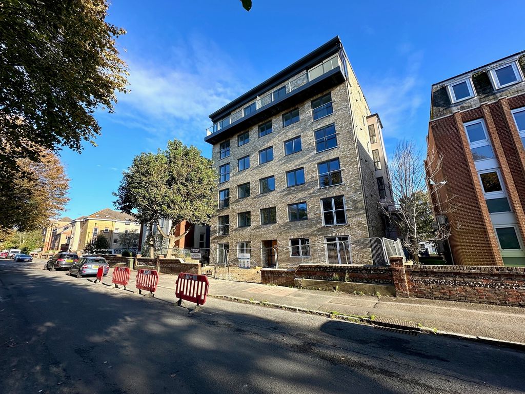 2 bed flat to rent in St. Leonards Road, Eastbourne BN21, £1,250 pcm