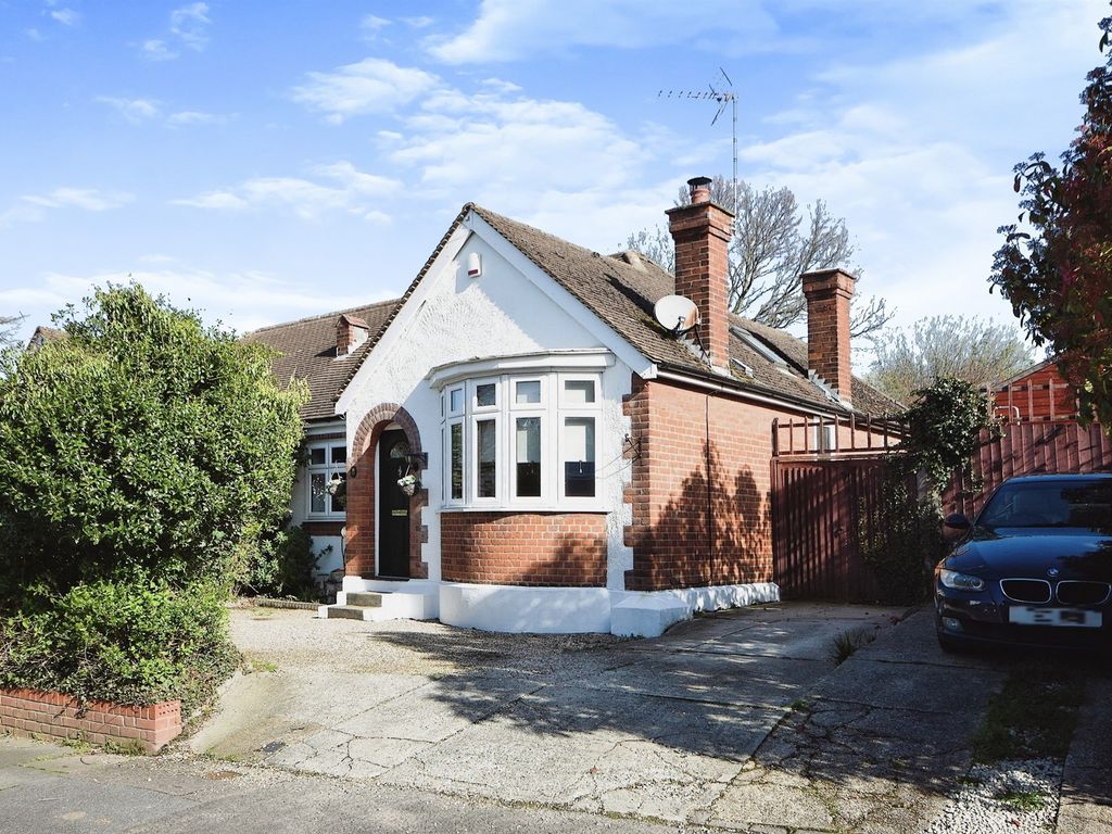 3 bed semidetached bungalow for sale in Westwood Avenue, Brentwood