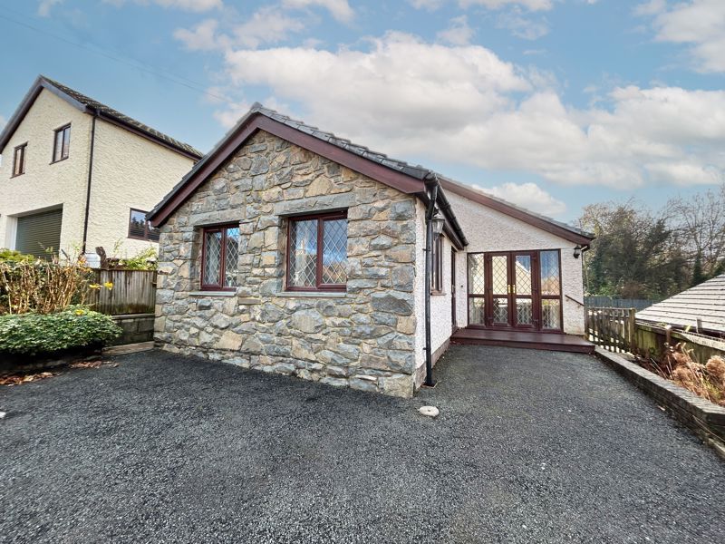 3 bed detached bungalow for sale in Ffordd Llwyn Du, Eglwysbach, Colwyn