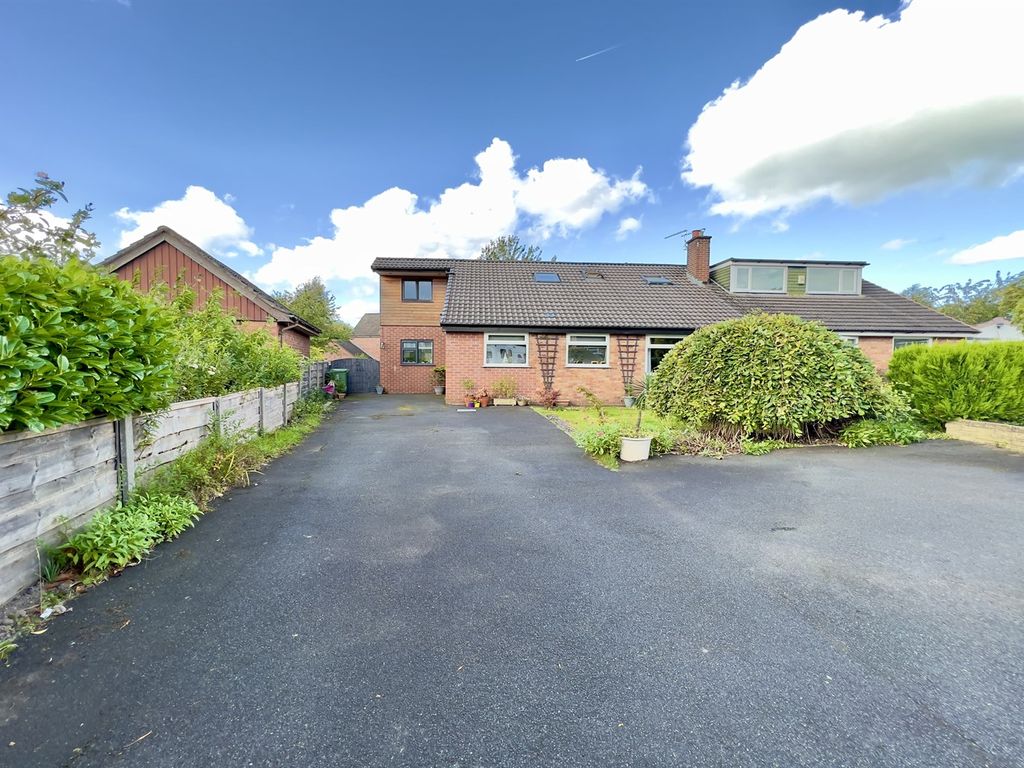 5 bed semidetached house for sale in Larch Close, Poynton, Stockport