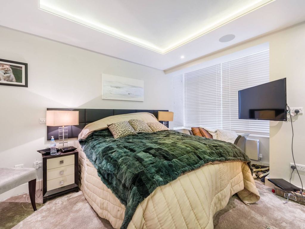 St Quintin Avenue, North Kensington, London W10  